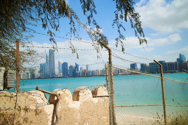 Abu Dabi beach çit dikenli tel ile