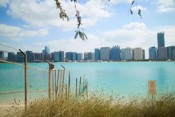 Abu Dabi beach çit dikenli tel ile