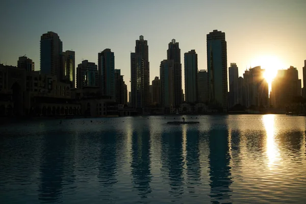 Dubai çeşmeler karşı şehir manzarası