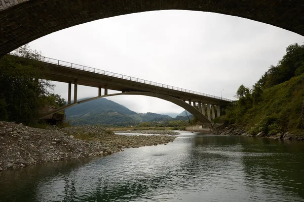 Brug over de rivier in de bergen van Montenegro Stockfoto