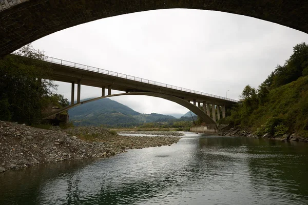 Brug over de rivier in de bergen van Montenegro Stockafbeelding