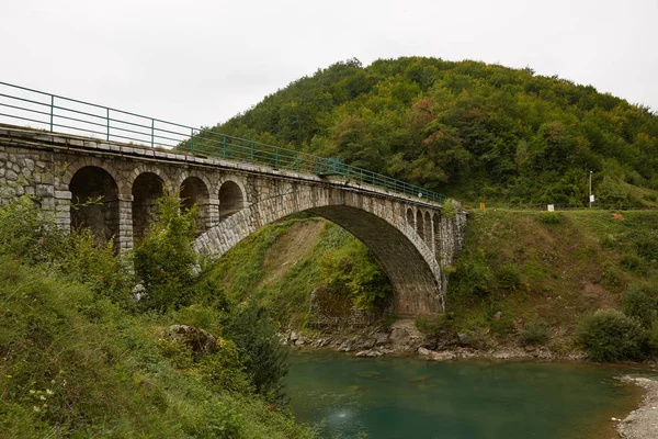 Brug over de rivier in de bergen van Montenegro Rechtenvrije Stockafbeeldingen