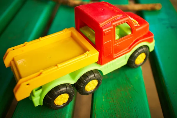 Speelgoed truck op de Bank Stockfoto