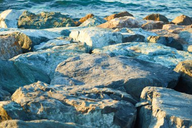 Mavi denizli kayalık sahil