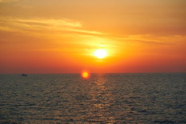 Denizin üzerinde gün batımı