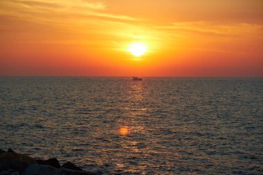 Denizin üzerinde gün batımı