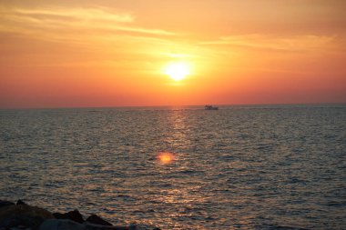 Denizin üzerinde gün batımı
