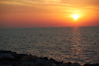 Denizin üzerinde gün batımı
