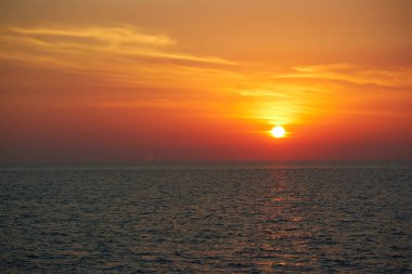 Denizin üzerinde gün batımı