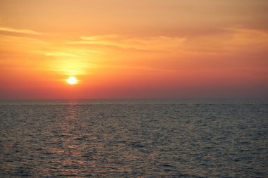 Denizin üzerinde gün batımı