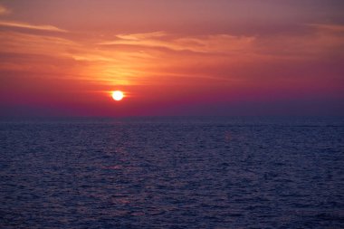 Denizin üzerinde gün batımı