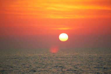 Denizin üzerinde gün batımı