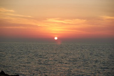 Denizin üzerinde gün batımı
