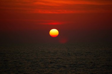 Denizin üzerinde gün batımı