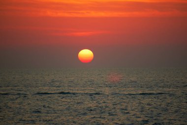 Denizin üzerinde gün batımı