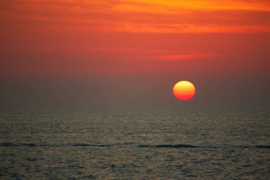 Denizin üzerinde gün batımı