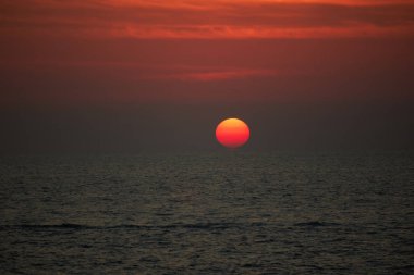 Denizin üzerinde gün batımı