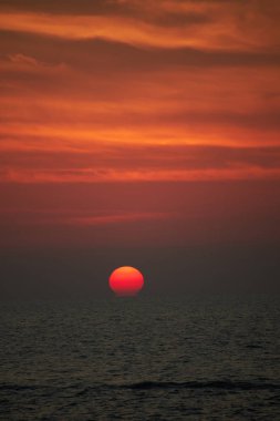 Denizin üzerinde gün batımı