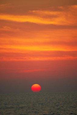 Denizin üzerinde gün batımı