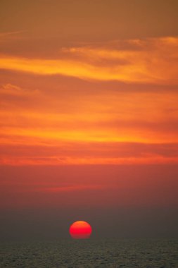 Denizin üzerinde gün batımı