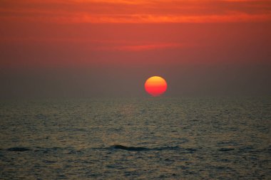 Denizin üzerinde gün batımı