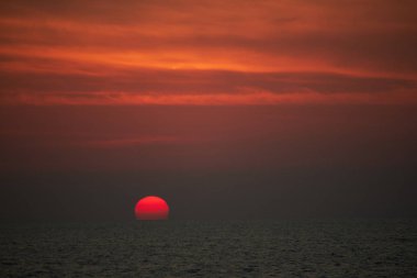 Denizin üzerinde gün batımı