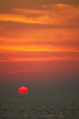 Denizin üzerinde gün batımı