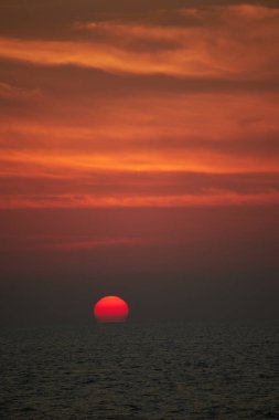 Denizin üzerinde gün batımı