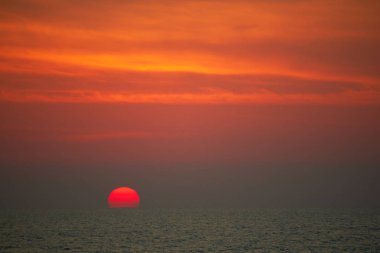 Denizin üzerinde gün batımı