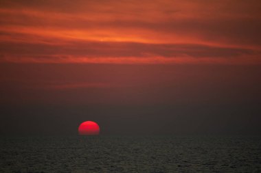 Denizin üzerinde gün batımı