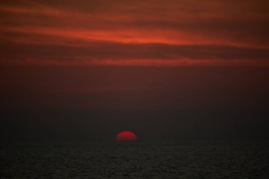 Denizin üzerinde gün batımı