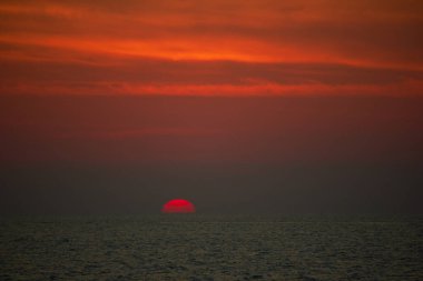 Denizin üzerinde gün batımı