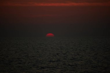 Denizin üzerinde gün batımı