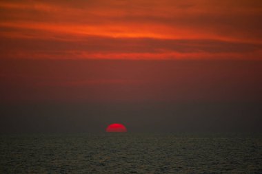 Denizin üzerinde gün batımı