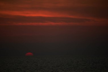 Denizin üzerinde gün batımı