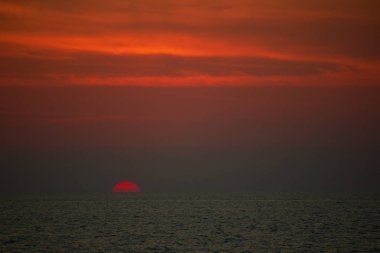 Denizin üzerinde gün batımı