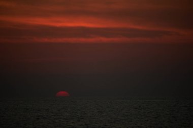 Denizin üzerinde gün batımı