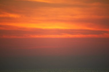 Denizin üzerinde gün batımı