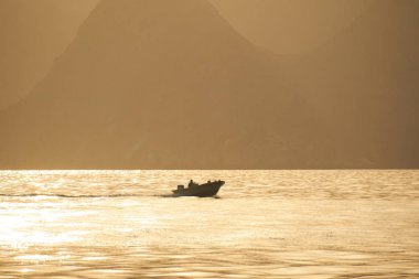 Umman tekne deniz dağ içinde