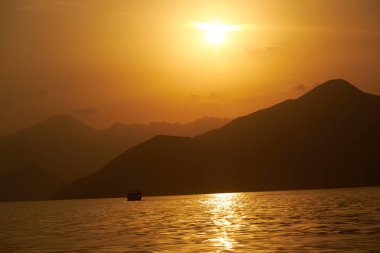 Umman tekne deniz dağ içinde