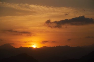 Umman günbatımı dağlar