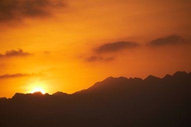 Umman günbatımı dağlar