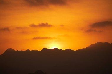 Umman günbatımı dağlar