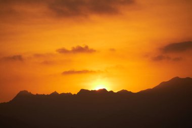 Umman günbatımı dağlar