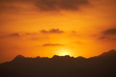 Umman günbatımı dağlar