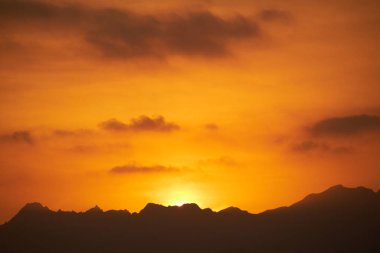 Umman günbatımı dağlar