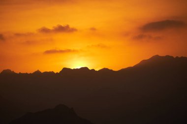 Umman günbatımı dağlar