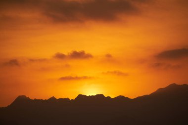 Umman günbatımı dağlar