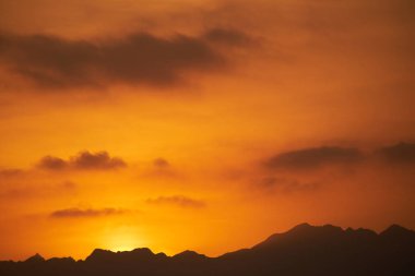 Umman günbatımı dağlar