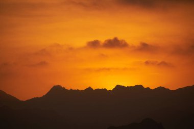 Umman günbatımı dağlar